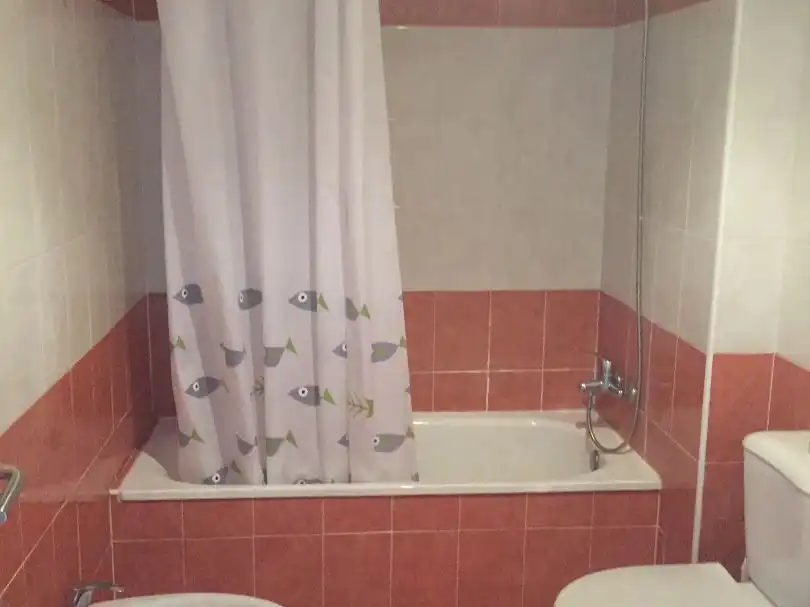 Einfamilien-Reihenhaus zur Miete in Calle Inés de Suárez, 21, Talavera la Real Badezimmer von Einfamilien-Reihenhaus zur Miete in Talavera la Real mit Klimaanlage, Heizung und Privatgarten