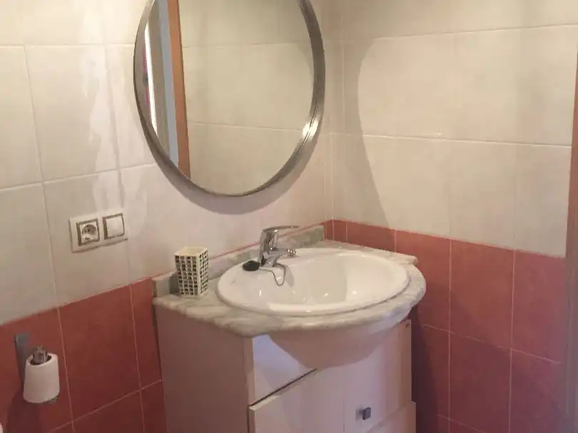 Einfamilien-Reihenhaus zur Miete in Calle Inés de Suárez, 21, Talavera la Real Badezimmer von Einfamilien-Reihenhaus zur Miete in Talavera la Real mit Klimaanlage, Heizung und Privatgarten