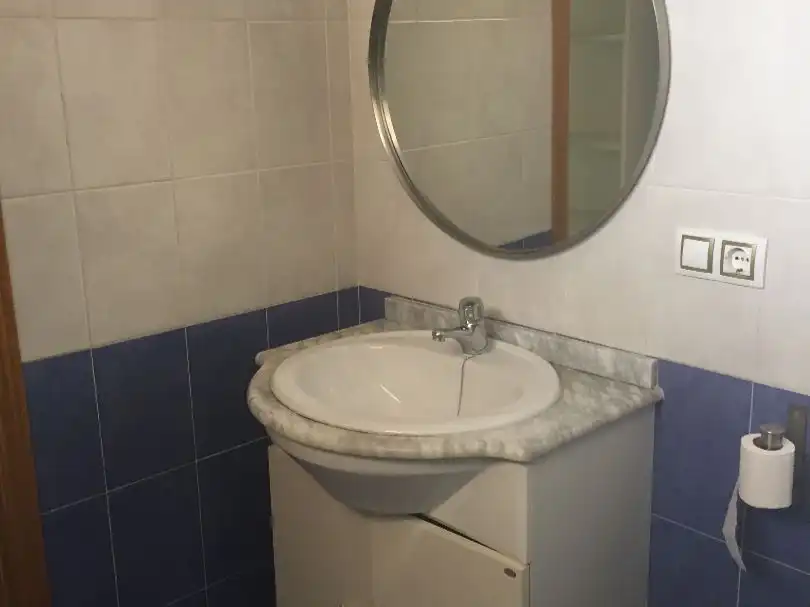Einfamilien-Reihenhaus zur Miete in Calle Inés de Suárez, 21, Talavera la Real Badezimmer von Einfamilien-Reihenhaus zur Miete in Talavera la Real mit Klimaanlage, Heizung und Privatgarten