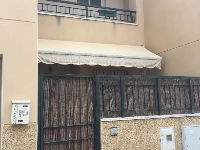 Einfamilien-Reihenhaus zur Miete in Calle Inés de Suárez, 21, Talavera la Real Außenansicht von Einfamilien-Reihenhaus zur Miete in Talavera la Real mit Klimaanlage, Heizung und Privatgarten