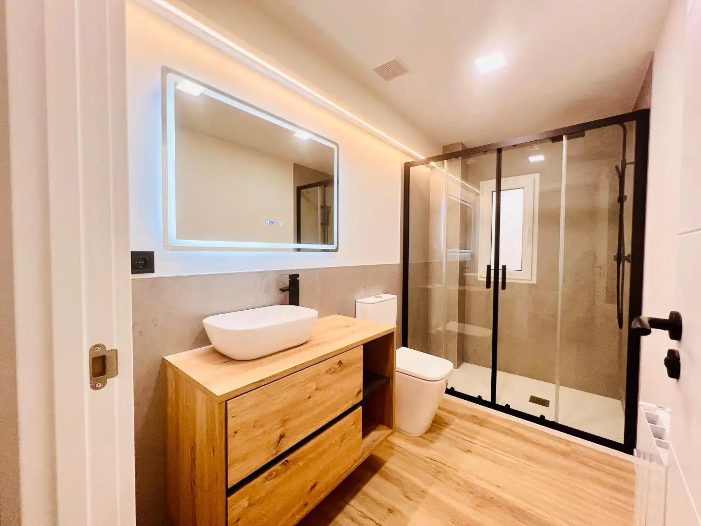 Flat for sale in Calle José Posada Herrera, 2, Centro Bathroom of Flat for sale in Torrelavega