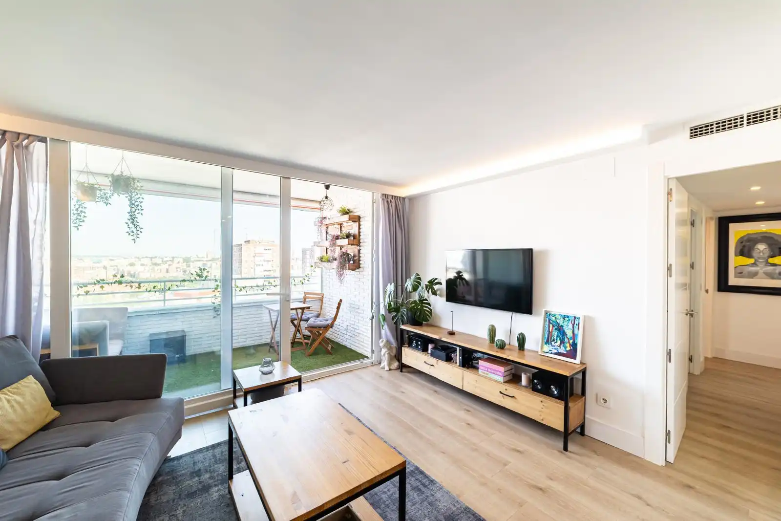 Sala d'estar de Pis en venda en  Madrid Capital amb Aire condicionat i Terrassa