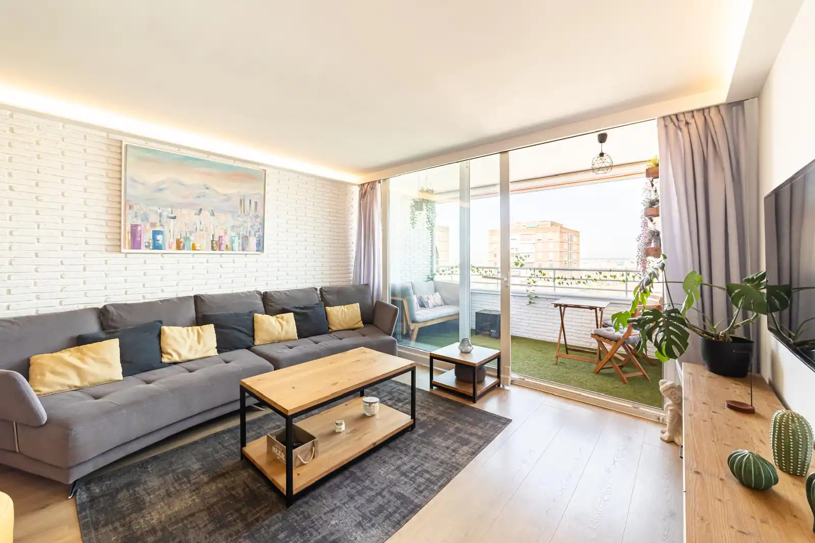 Sala d'estar de Pis en venda en  Madrid Capital amb Aire condicionat i Terrassa