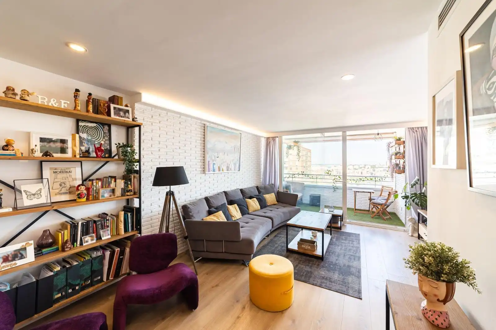 Sala d'estar de Pis en venda en  Madrid Capital amb Aire condicionat i Terrassa