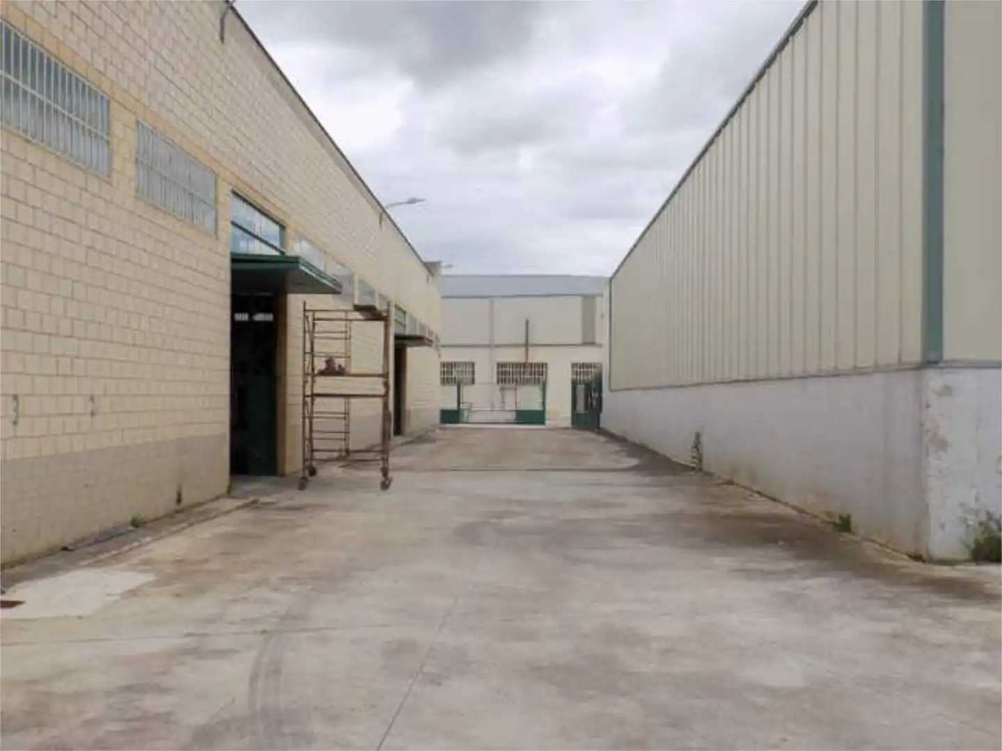 Fabrikhallen zur Miete in Falces Außenansicht von Fabrikhallen zur Miete in Falces