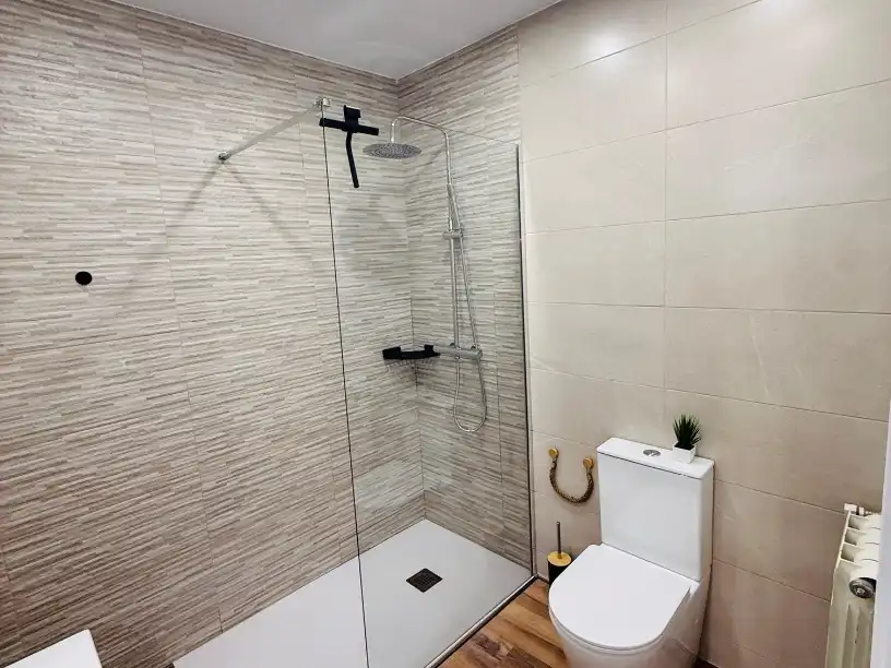 Baño de Piso de alquiler en Zaragoza con Calefacción, Parquet y Terraza