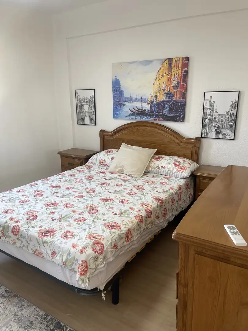 Pis de lloguer a Calle Corozal, 4, Pinar del Rey Dormitori de Pis de lloguer en Madrid amb Calefacció, Parquet i Moblat