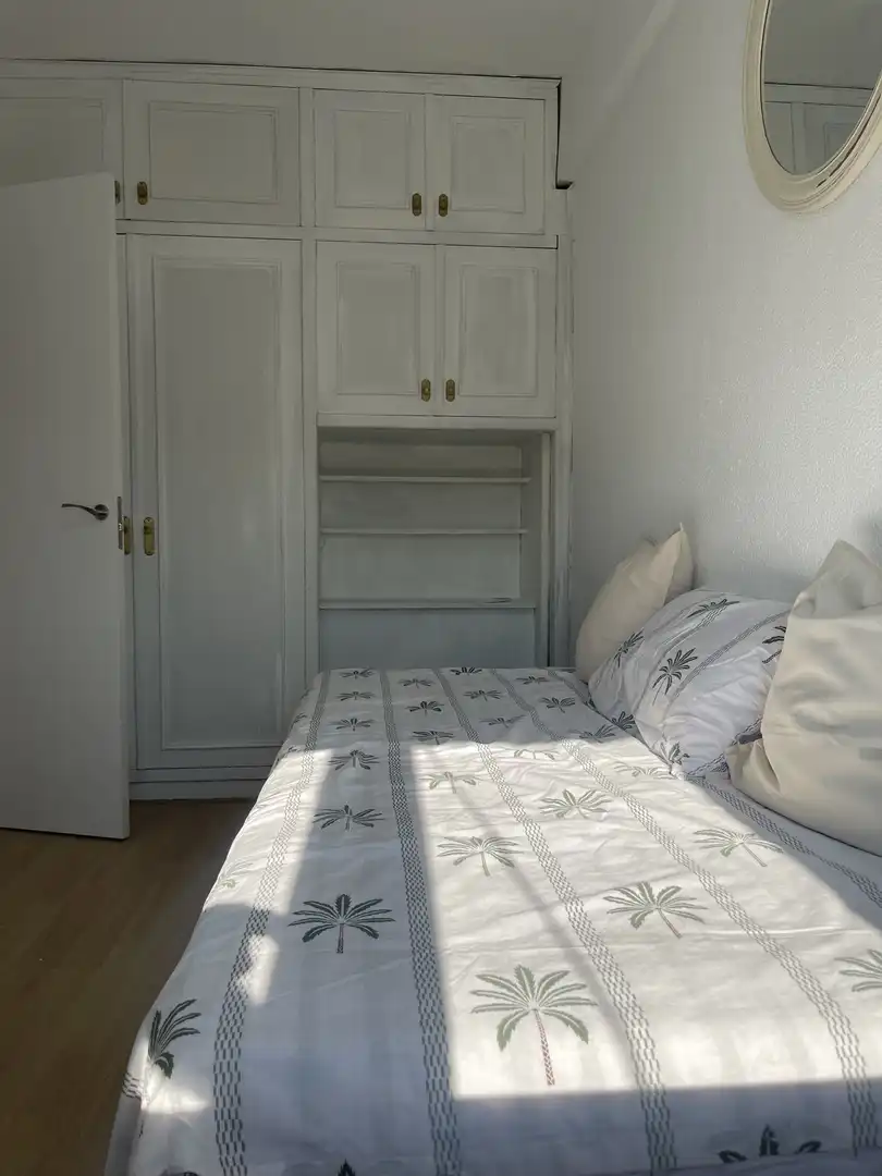 Pis de lloguer a Calle Corozal, 4, Pinar del Rey Dormitori de Pis de lloguer en Madrid amb Calefacció, Parquet i Moblat