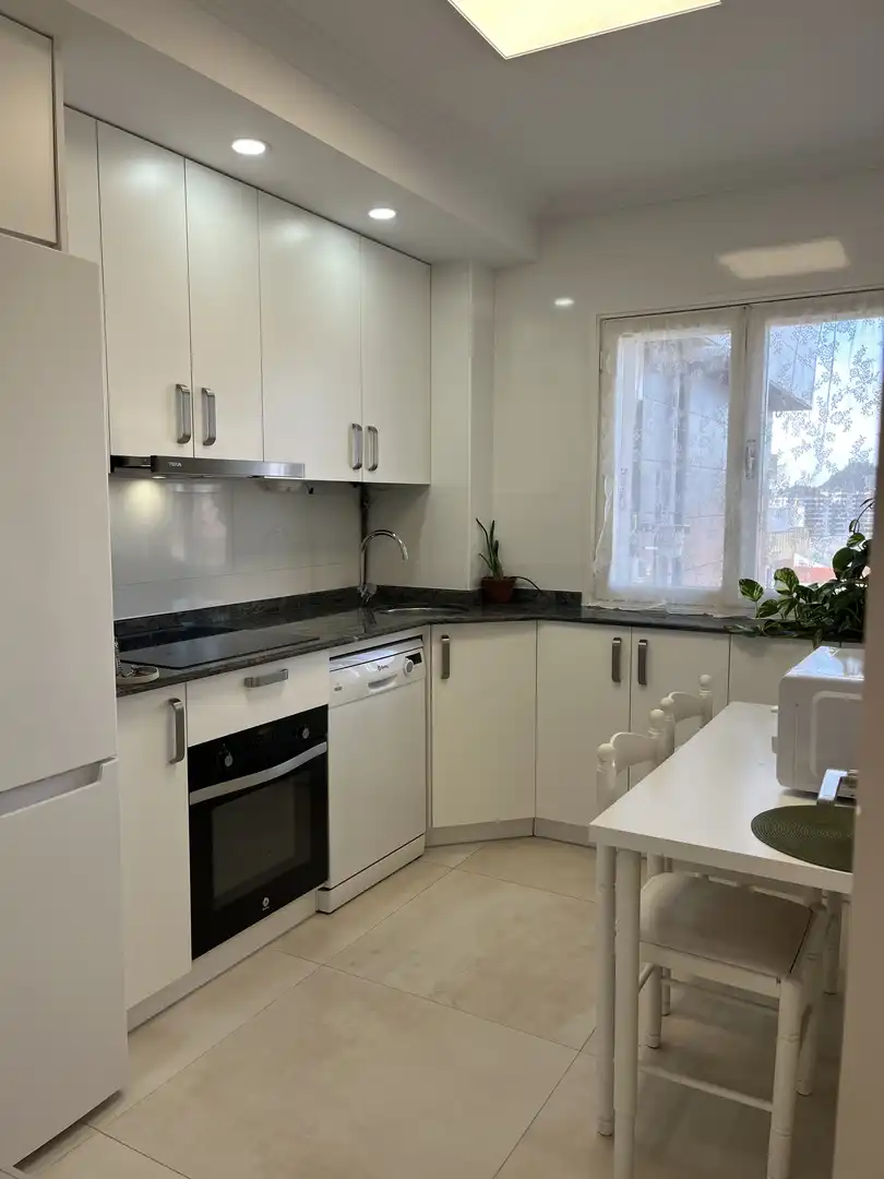 Piso de alquiler en Calle Obispo Menéndez Luarca, 5, Cuatro Caminos Cocina de Piso de alquiler en Santander con Calefacción, Jardín privado y Parquet