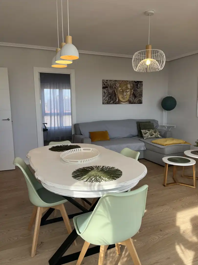 Piso de alquiler en Calle Obispo Menéndez Luarca, 5, Cuatro Caminos Sala de estar de Piso de alquiler en Santander con Calefacción, Jardín privado y Parquet