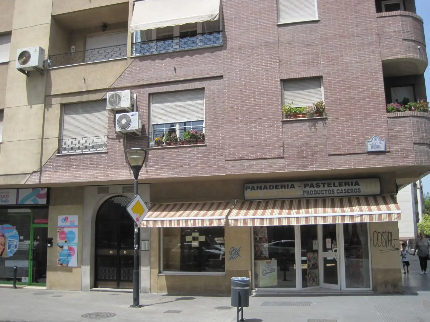 Piso de alquiler en Camino de Ronda, 167, Rosaleda - Juventud Vista exterior de Piso de alquiler en Granada Capital con Aire acondicionado y Balcón