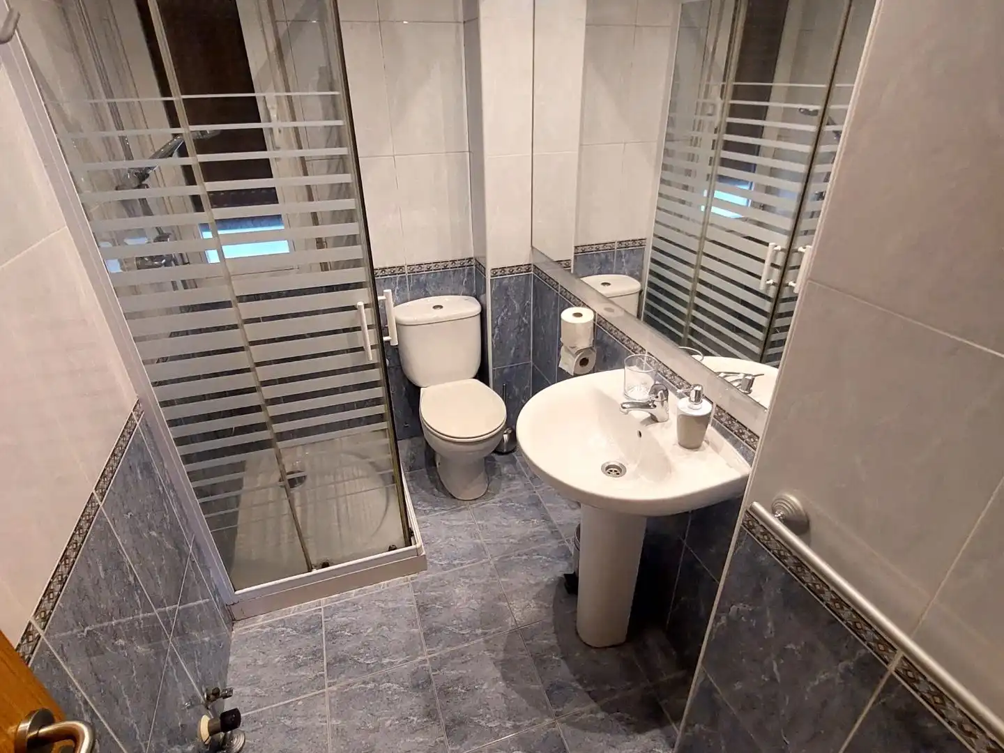 Flat for rent in Zumakadi Ibilbidea, 94, Adurtza Bathroom of Flat for rent in Vitoria - Gasteiz with Heating, Parquet flooring and Furnished