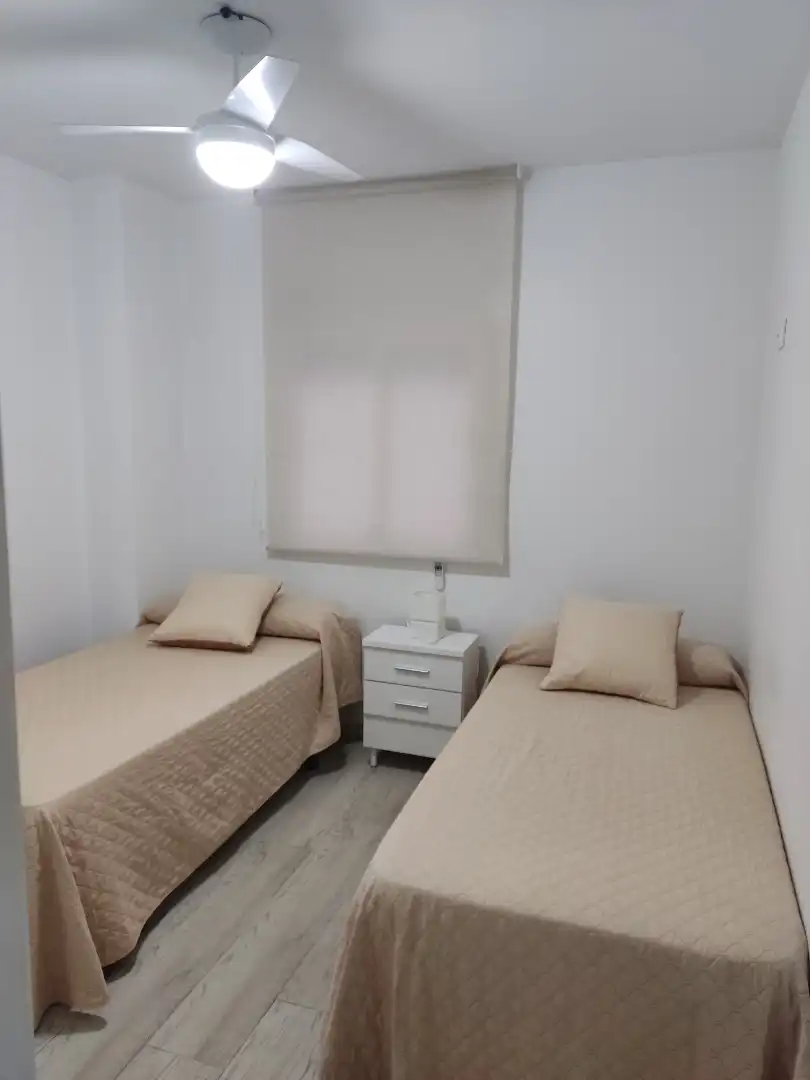 Pis de lloguer a Paseo Marítimo Rey de España, 12, Puerto Deportivo Dormitori de Pis de lloguer en Fuengirola amb Aire condicionat, Calefacció i Terrassa