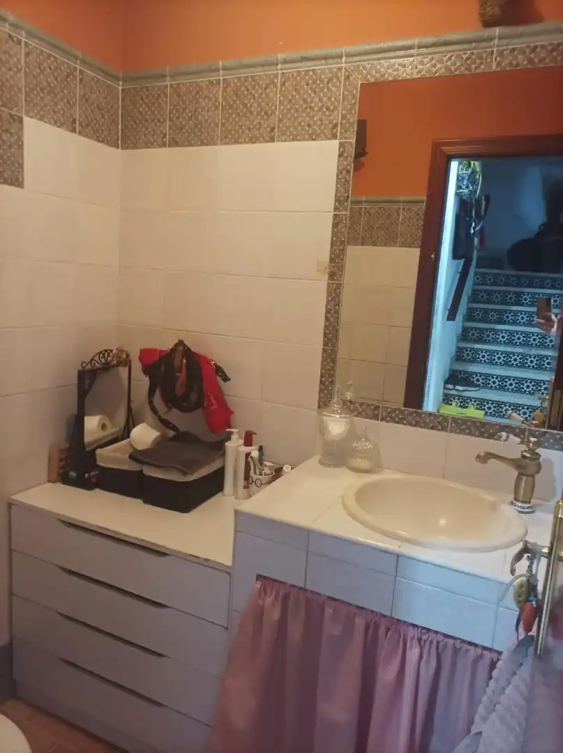 Casa adosada de alquiler en Avenida Utrera, 28, Oromana Baño de Casa adosada de alquiler en Alcalá de Guadaira con Aire acondicionado y Terraza
