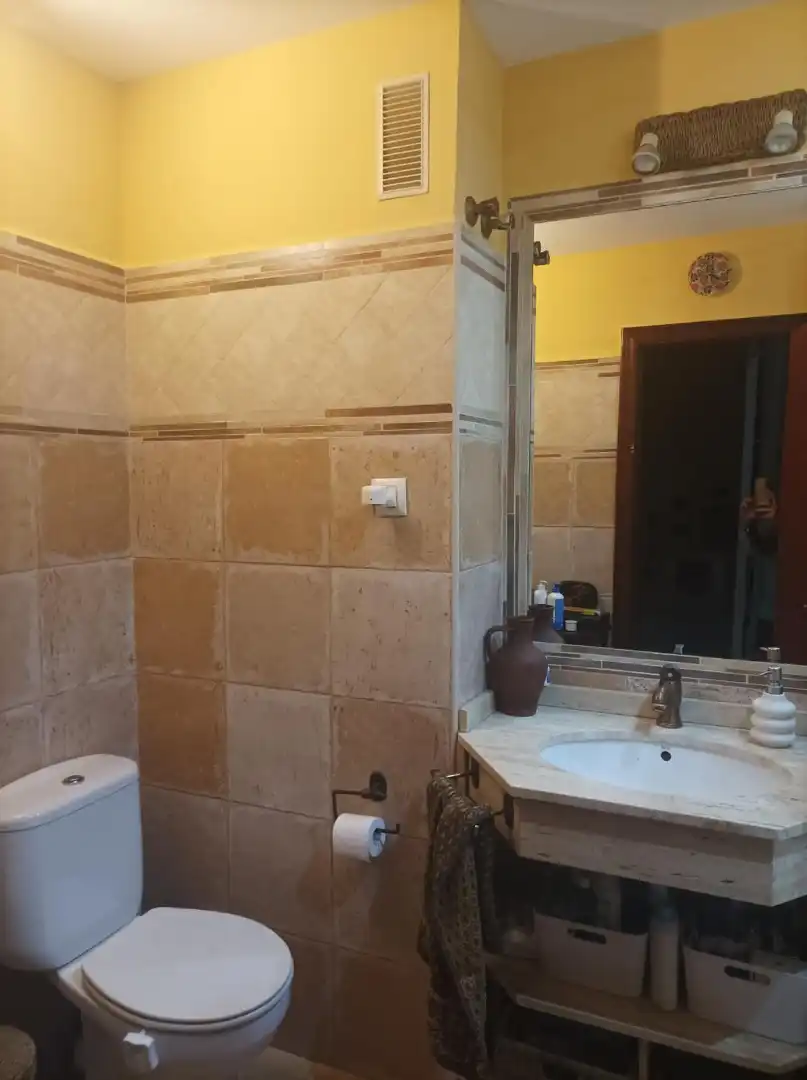 Casa adosada de alquiler en Avenida Utrera, 28, Oromana Baño de Casa adosada de alquiler en Alcalá de Guadaira con Aire acondicionado y Terraza