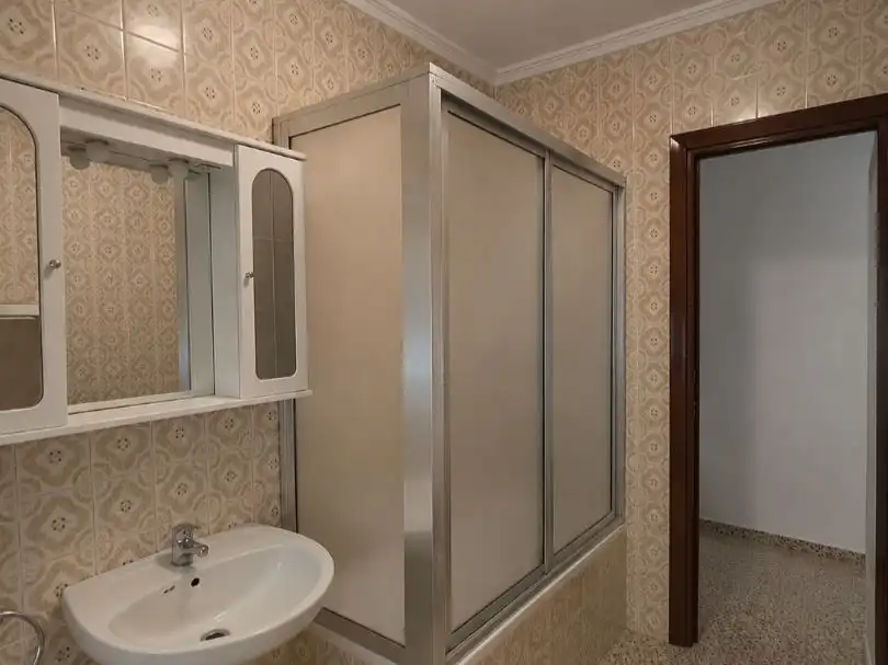 Piso en venta en Calle Respuela, 8, Bezana - Prezanes Baño de Piso en venta en Santa Cruz de Bezana con Terraza, Trastero y Parking comunitario
