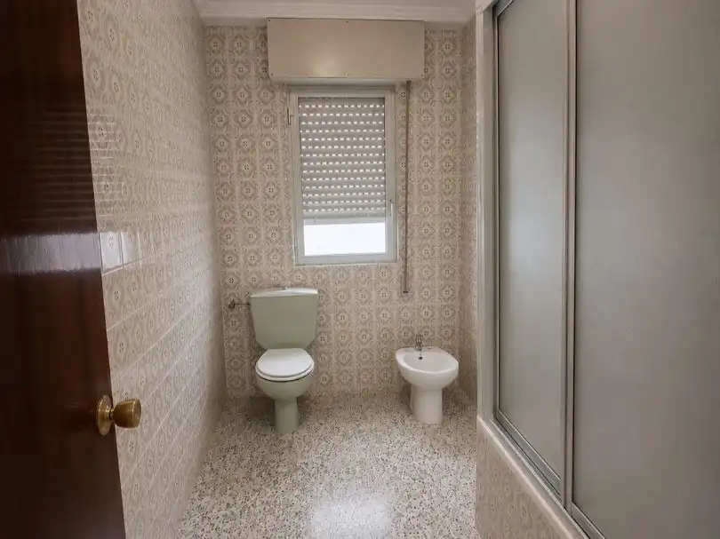 Piso en venta en Calle Respuela, 8, Bezana - Prezanes Baño de Piso en venta en Santa Cruz de Bezana con Terraza, Trastero y Parking comunitario