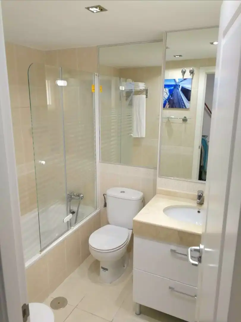 Baño de Piso de alquiler en Benidorm con Aire acondicionado, Terraza y Piscina