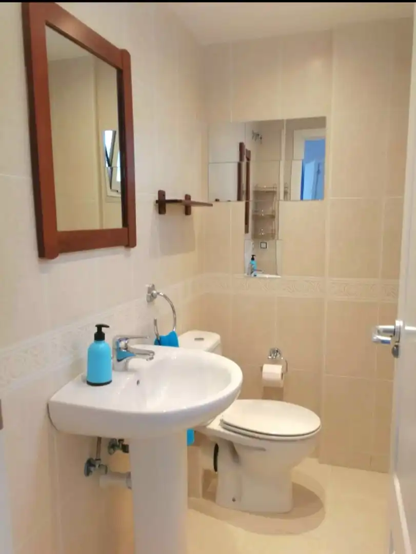 Baño de Piso de alquiler en Benidorm con Aire acondicionado, Terraza y Piscina