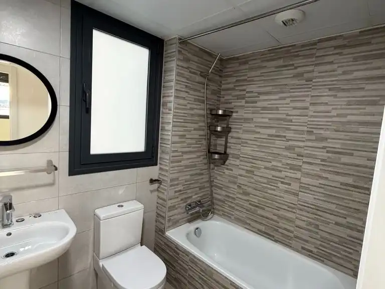 Flat for rent in Calle Orson Welles, 20, El Tejar - Hacienda Bizcochero Bathroom of Flat for rent in Málaga with Air Conditioner, Heating and Terrace