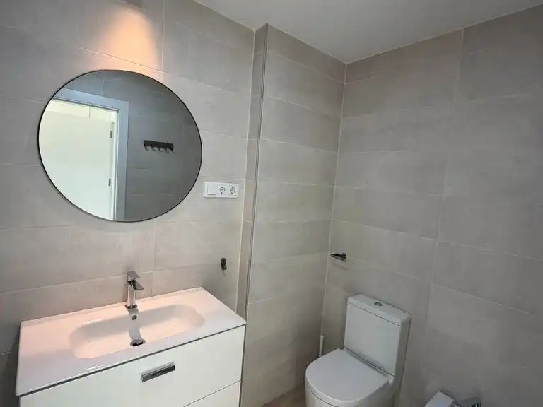 Flat for rent in Calle Orson Welles, 20, El Tejar - Hacienda Bizcochero Bathroom of Flat for rent in Málaga with Air Conditioner, Heating and Terrace