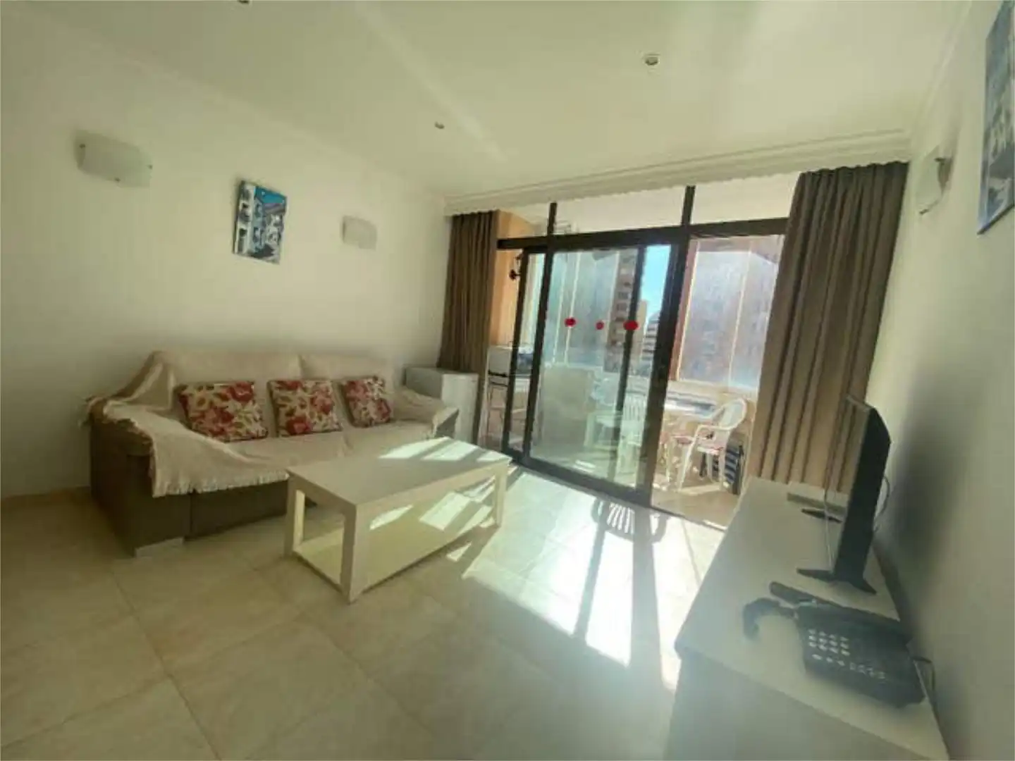 Apartamento de alquiler en Puerto Deportivo Sala de estar de Apartamento de alquiler en Fuengirola con Calefacción, Terraza y Amueblado