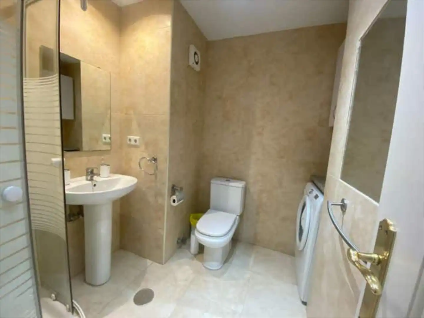 Apartamento de alquiler en Puerto Deportivo Baño de Apartamento de alquiler en Fuengirola con Calefacción, Terraza y Amueblado