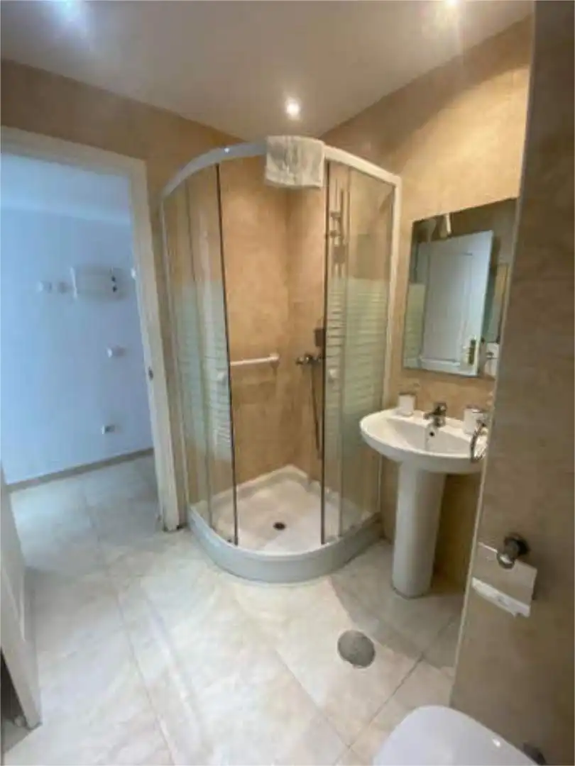 Apartamento de alquiler en Puerto Deportivo Baño de Apartamento de alquiler en Fuengirola con Calefacción, Terraza y Amueblado