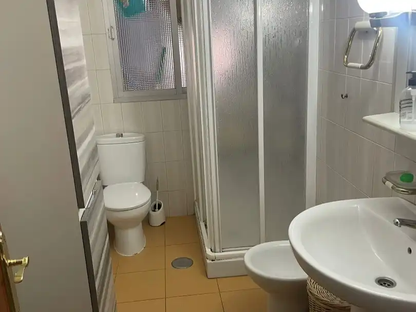 Baño de Piso de alquiler en Granada con Aire acondicionado, Amueblado y Balcón