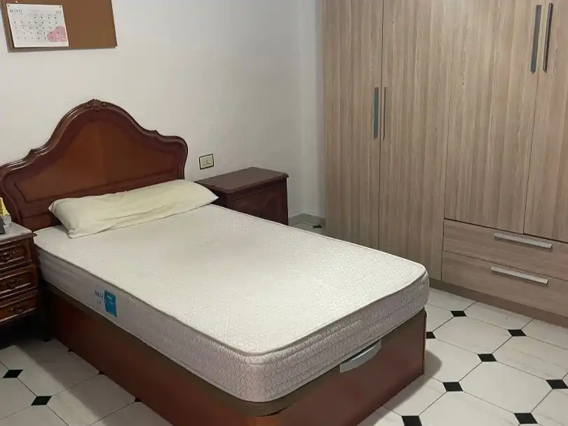 Habitación de Piso de alquiler en Granada con Aire acondicionado, Amueblado y Balcón