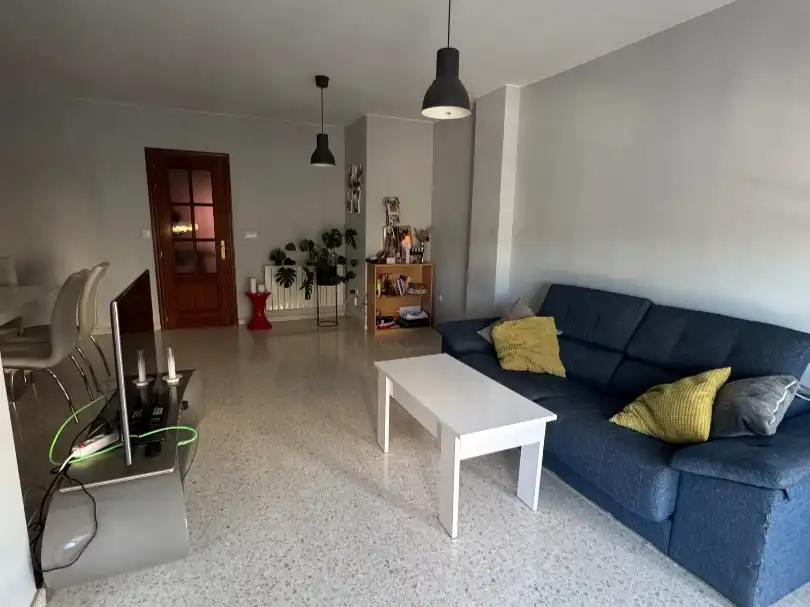 Wohnung zur Miete in Avenida Profesor Domínguez Ortiz, 4, Avda. Federico Garcia Lorca - Nueva Estación Autobuses Wohnzimmer von Wohnung zur Miete in Granada Capital mit Klimaanlage und Balkon