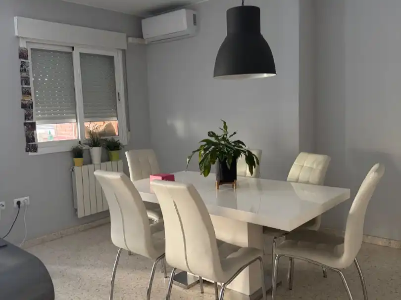 Wohnung zur Miete in Avenida Profesor Domínguez Ortiz, 4, Avda. Federico Garcia Lorca - Nueva Estación Autobuses Esszimmer von Wohnung zur Miete in Granada Capital mit Klimaanlage und Balkon