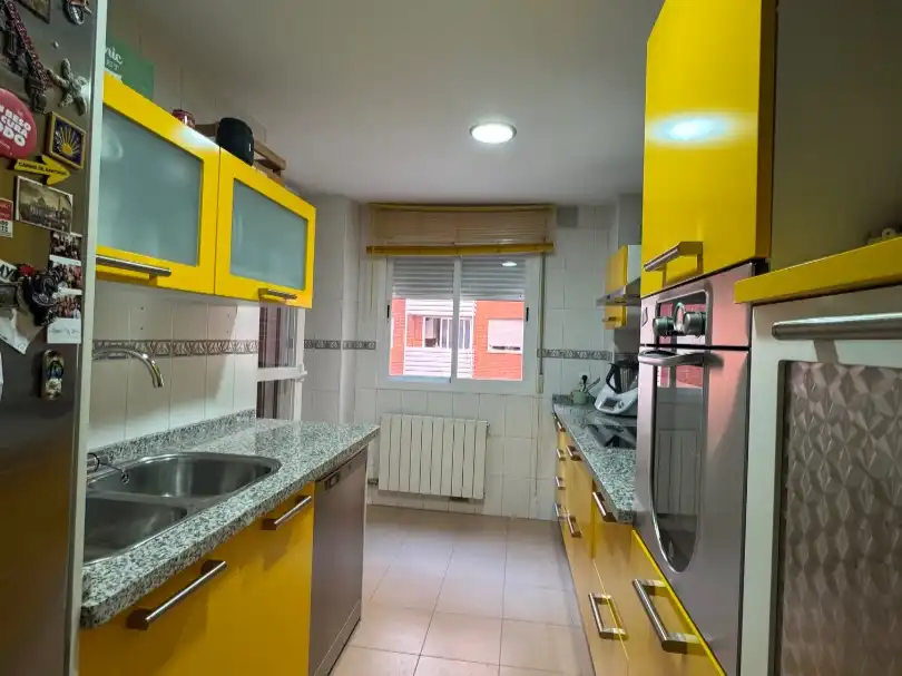 Wohnung zur Miete in Avenida Profesor Domínguez Ortiz, 4, Avda. Federico Garcia Lorca - Nueva Estación Autobuses Küche von Wohnung zur Miete in Granada Capital mit Klimaanlage und Balkon