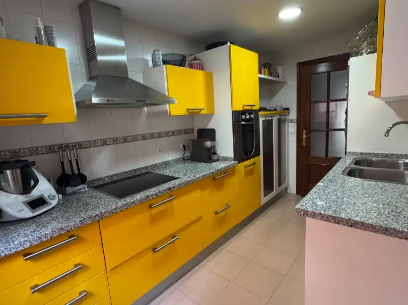 Wohnung zur Miete in Avenida Profesor Domínguez Ortiz, 4, Avda. Federico Garcia Lorca - Nueva Estación Autobuses Küche von Wohnung zur Miete in Granada Capital mit Klimaanlage und Balkon