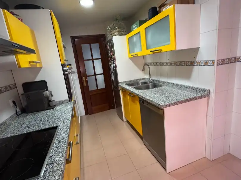 Wohnung zur Miete in Avenida Profesor Domínguez Ortiz, 4, Avda. Federico Garcia Lorca - Nueva Estación Autobuses Küche von Wohnung zur Miete in Granada Capital mit Klimaanlage und Balkon