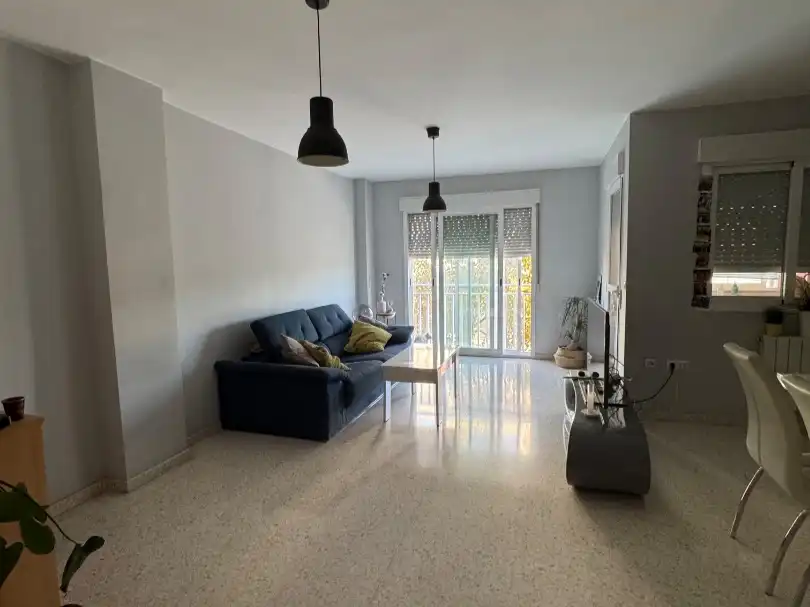 Wohnung zur Miete in Avenida Profesor Domínguez Ortiz, 4, Avda. Federico Garcia Lorca - Nueva Estación Autobuses Wohnzimmer von Wohnung zur Miete in Granada Capital mit Klimaanlage und Balkon