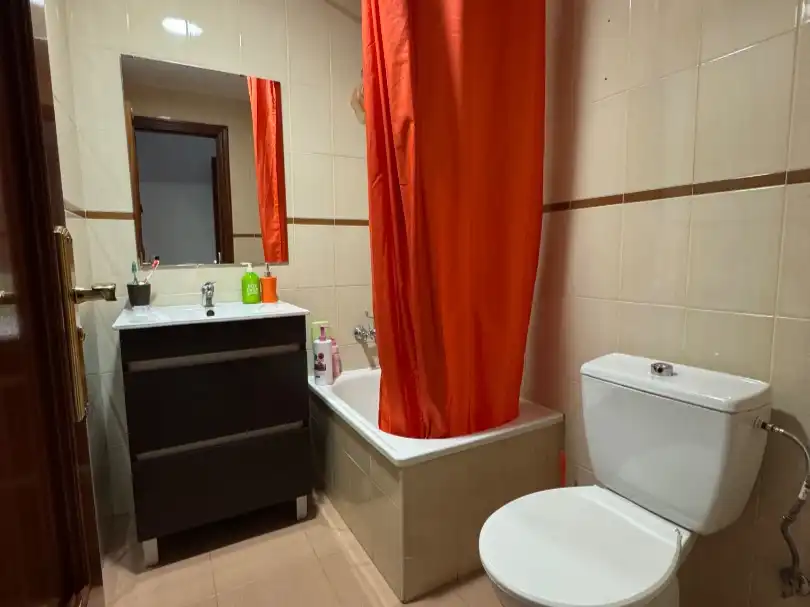 Wohnung zur Miete in Avenida Profesor Domínguez Ortiz, 4, Avda. Federico Garcia Lorca - Nueva Estación Autobuses Badezimmer von Wohnung zur Miete in Granada Capital mit Klimaanlage und Balkon