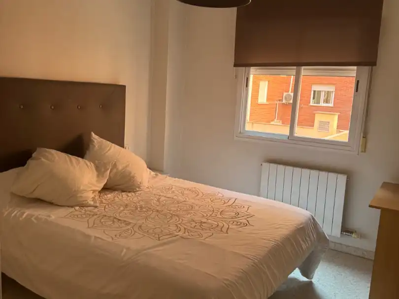 Wohnung zur Miete in Avenida Profesor Domínguez Ortiz, 4, Avda. Federico Garcia Lorca - Nueva Estación Autobuses Schlafzimmer von Wohnung zur Miete in Granada Capital mit Klimaanlage und Balkon