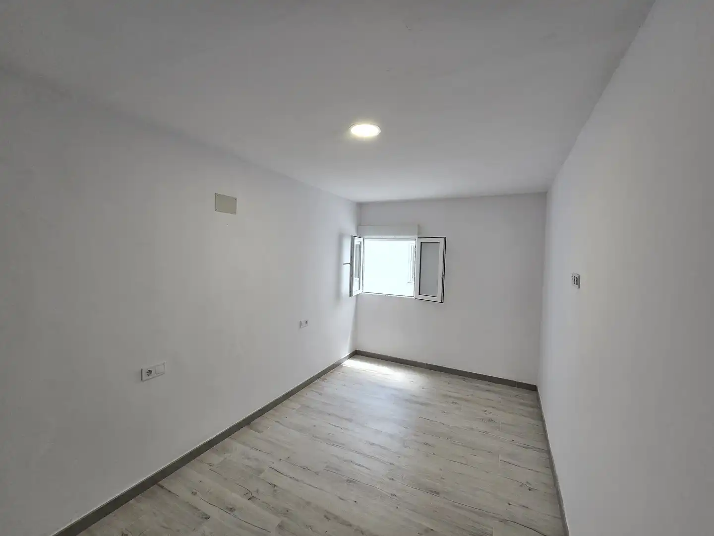 Casa adosada en venda a Carrer de Sant Josep, 22, Plaza Illes Columbretes Dormitori de Casa adosada en venda en Castellón de la Plana / Castelló de la Plana amb Parquet, Terrassa i Balcó