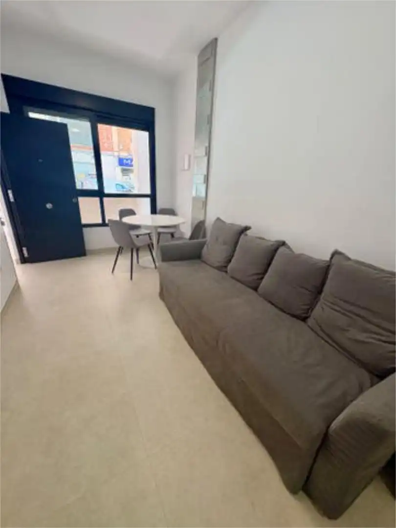 Piso de alquiler en Playa Levante Sala de estar de Piso de alquiler en Santa Pola con Terraza y Amueblado