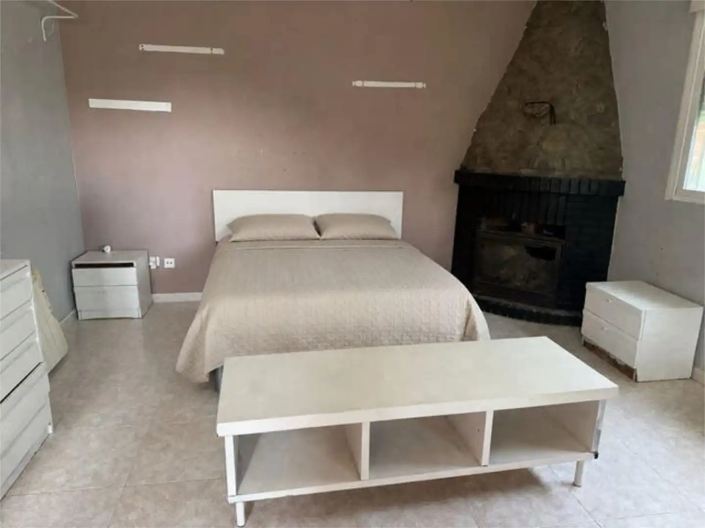 Habitació a Torrejón del Rey Dormitori de Casa adosada per a compartir en Torrejón del Rey amb Jardí privat, Piscina i Moblat