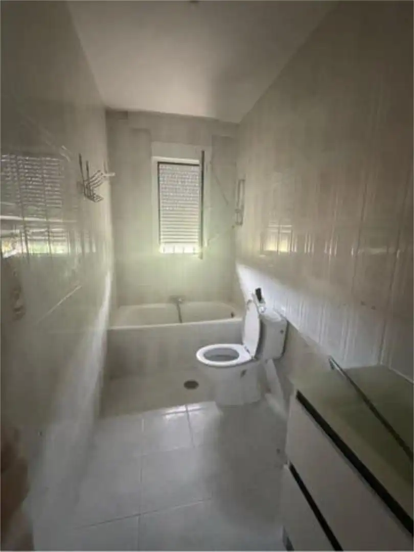 Habitació a Torrejón del Rey Bany de Casa adosada per a compartir en Torrejón del Rey amb Jardí privat, Piscina i Moblat