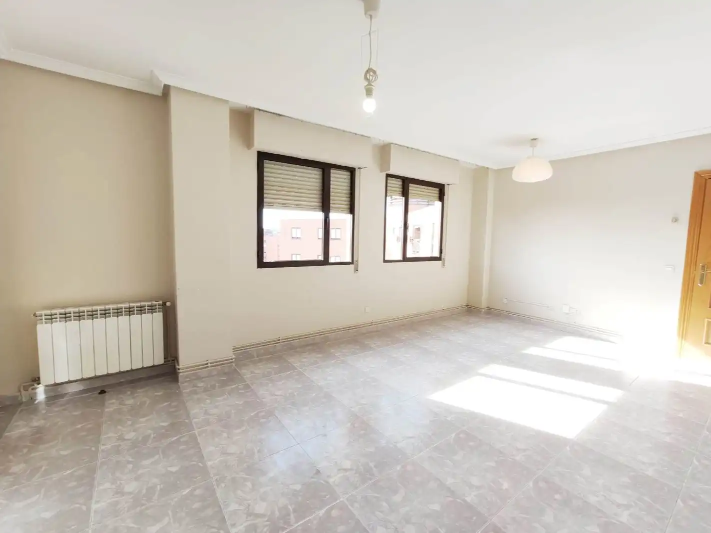 Piso en venta en Calle de Hinojal, 3, Hellín Sala de estar de Piso en venta en Madrid con Terraza y Amueblado