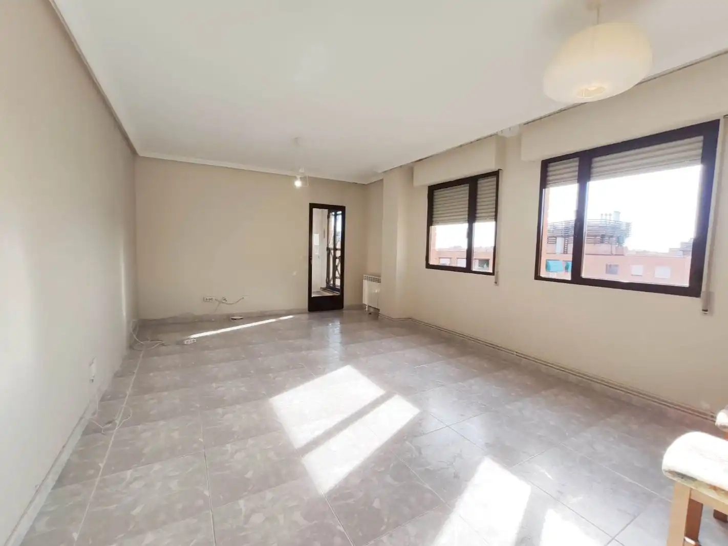 Piso en venta en Calle de Hinojal, 3, Hellín Sala de estar de Piso en venta en Madrid con Terraza y Amueblado