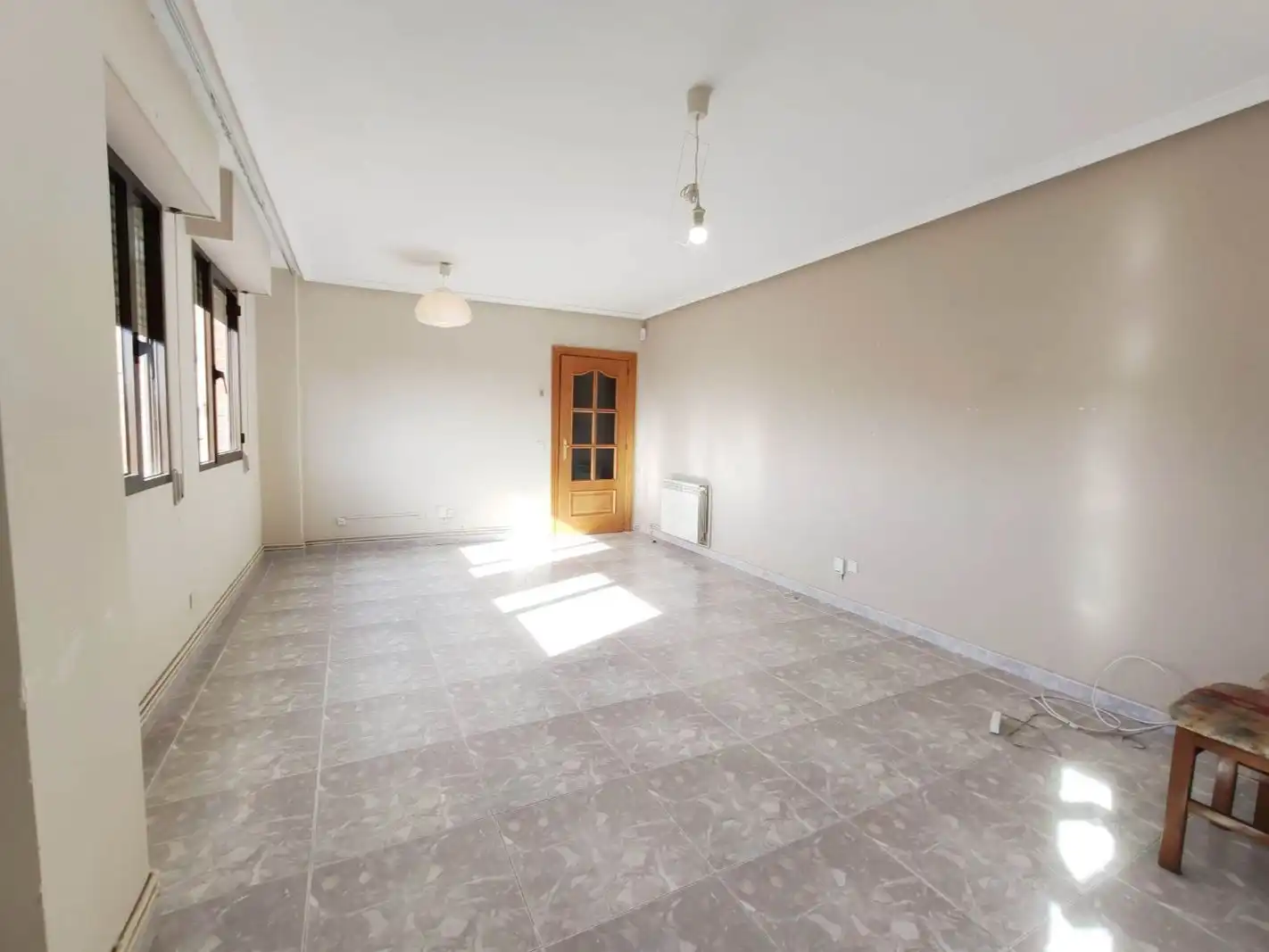 Piso en venta en Calle de Hinojal, 3, Hellín Sala de estar de Piso en venta en Madrid con Terraza y Amueblado