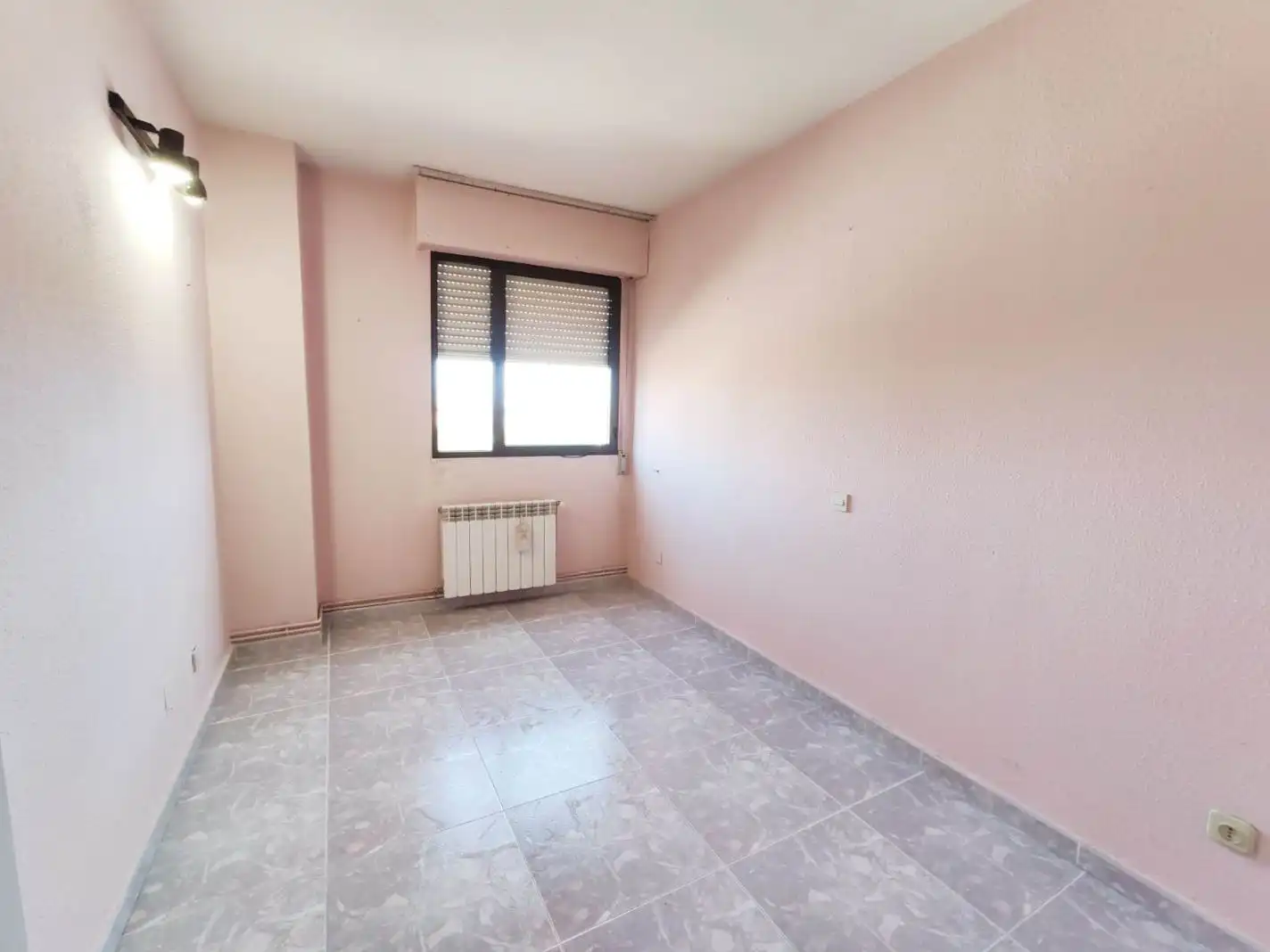 Piso en venta en Calle de Hinojal, 3, Hellín Habitación de Piso en venta en Madrid con Terraza y Amueblado