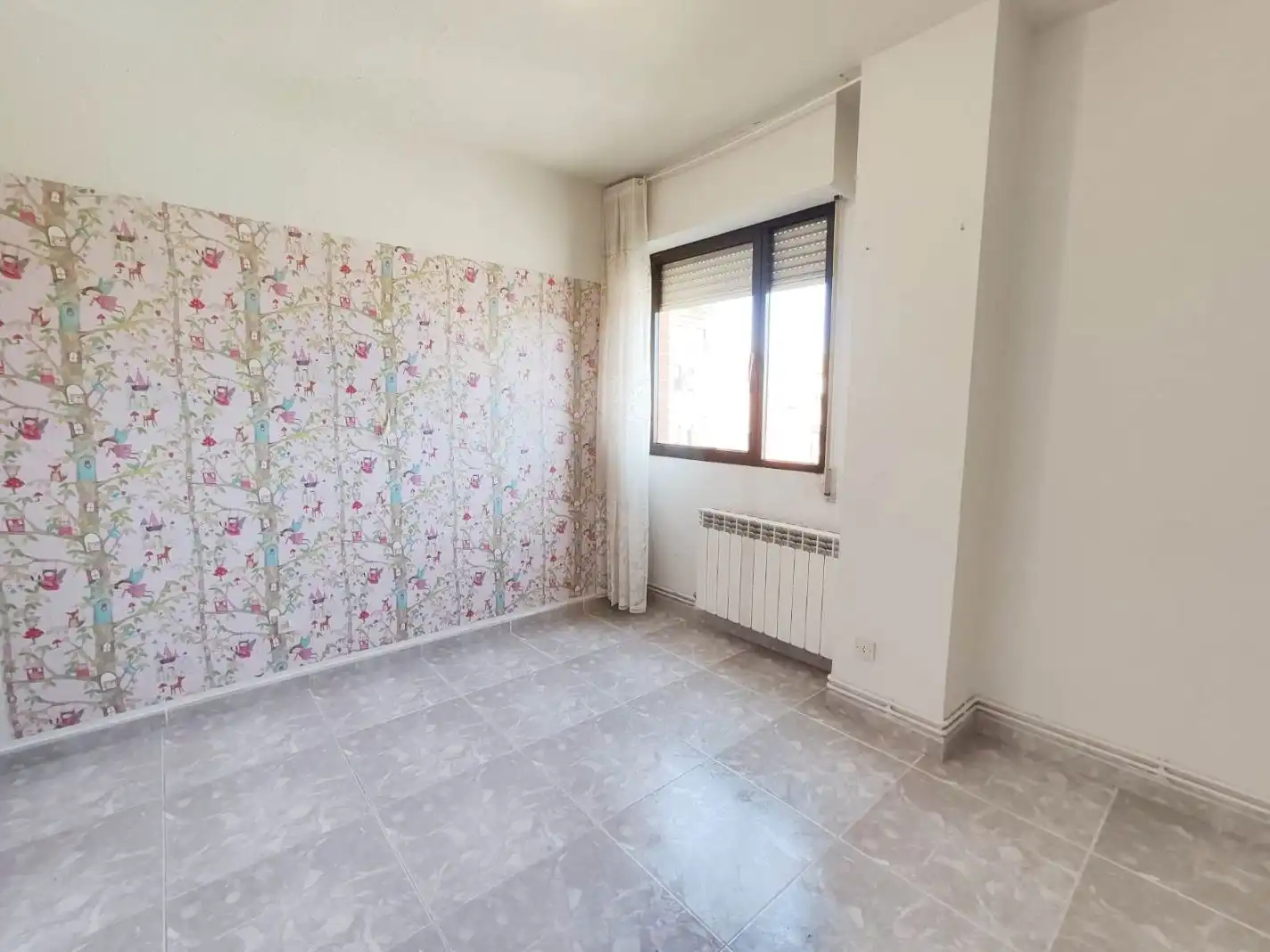 Piso en venta en Calle de Hinojal, 3, Hellín Habitación de Piso en venta en Madrid con Terraza y Amueblado