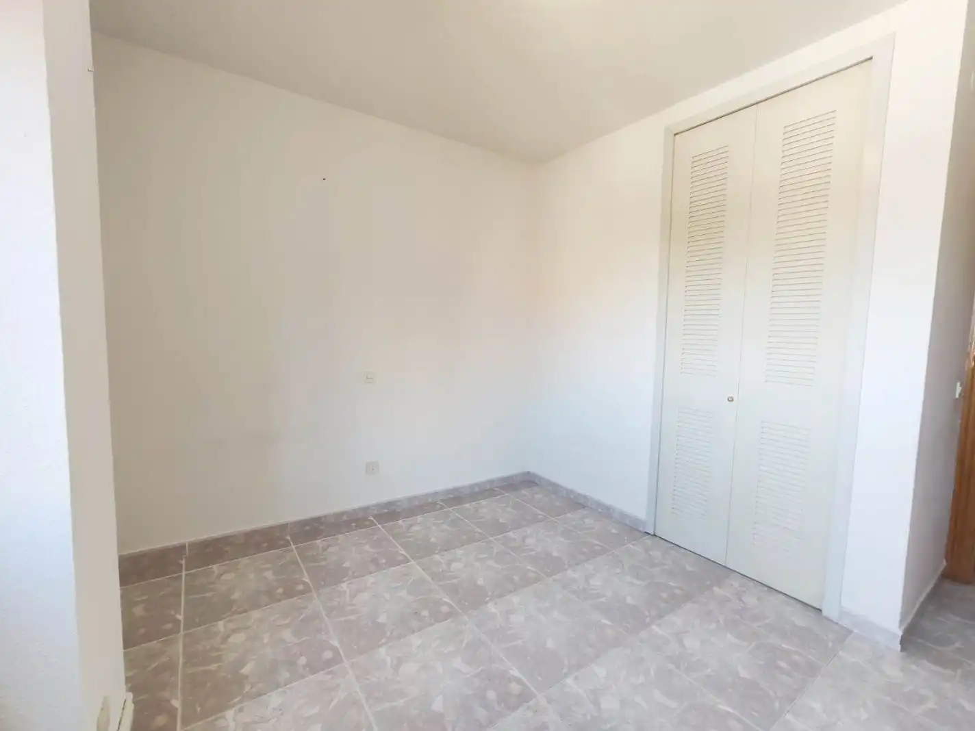 Piso en venta en Calle de Hinojal, 3, Hellín Habitación de Piso en venta en Madrid con Terraza y Amueblado