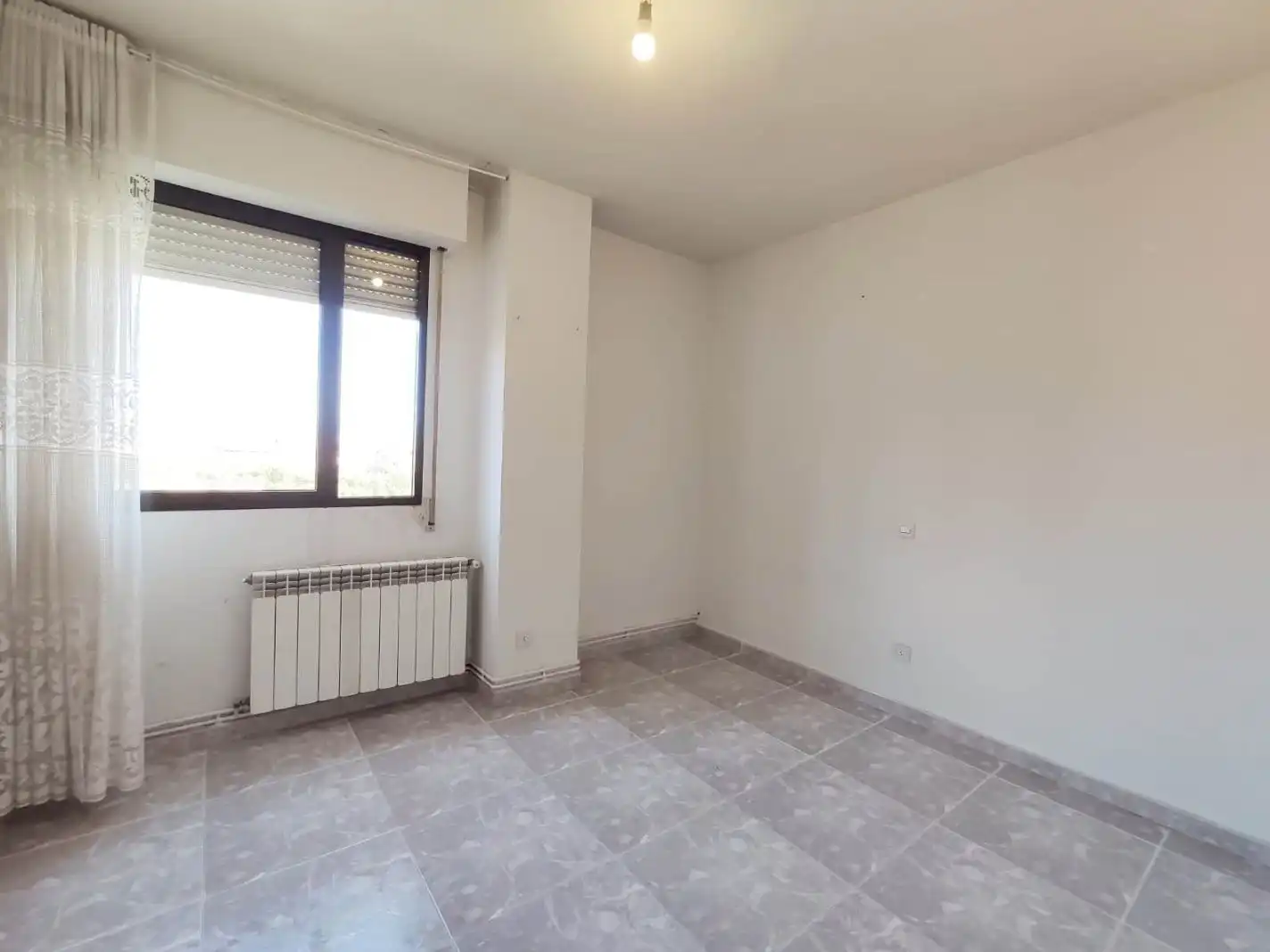 Piso en venta en Calle de Hinojal, 3, Hellín Habitación de Piso en venta en Madrid con Terraza y Amueblado