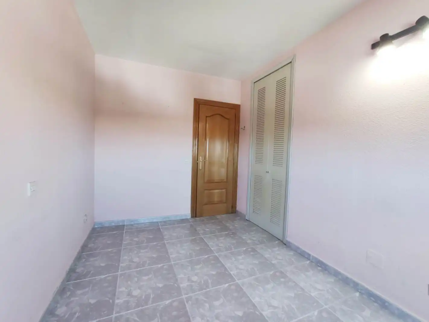 Piso en venta en Calle de Hinojal, 3, Hellín Habitación de Piso en venta en Madrid con Terraza y Amueblado